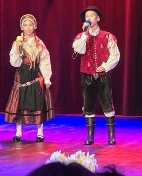 Avsenikovo skladbo Slovenija sta odlično zapela mlada pevca Anika in Lovro Zarnik